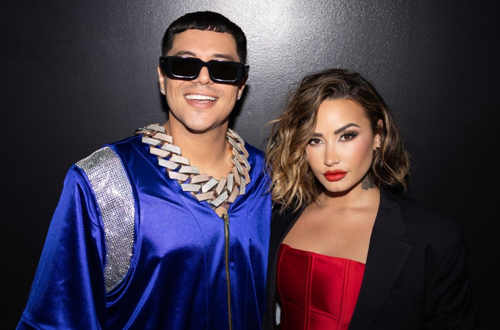 Demi Lovato e Grupo Firme estreiam 'Chula' ao vivo em show em Austin