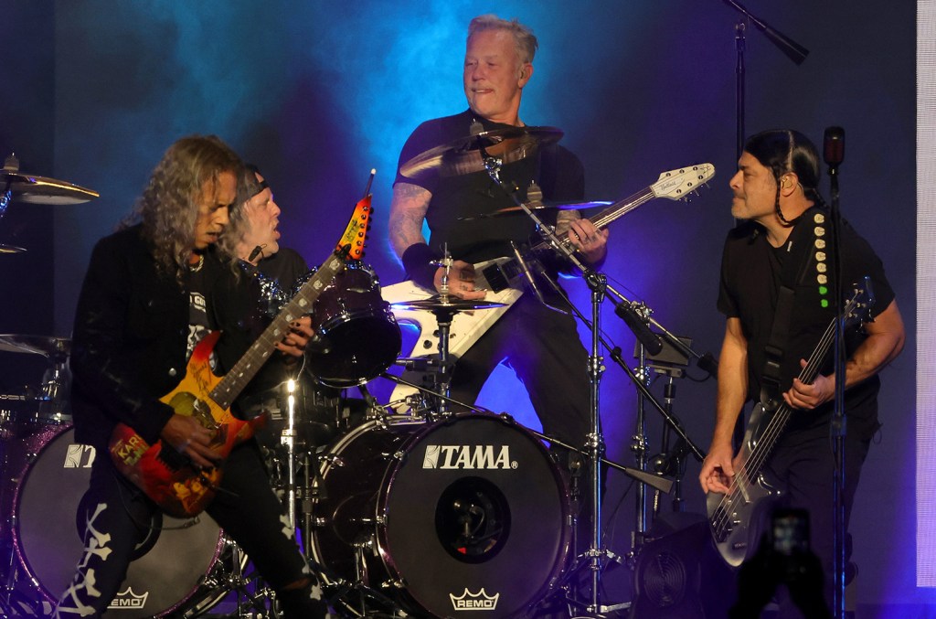 Metallica homenageia AC/DC e Rose Tattoo durante o final da turnê M72