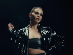 Sem divulgação, single de Selena Gomez passa longe das paradas